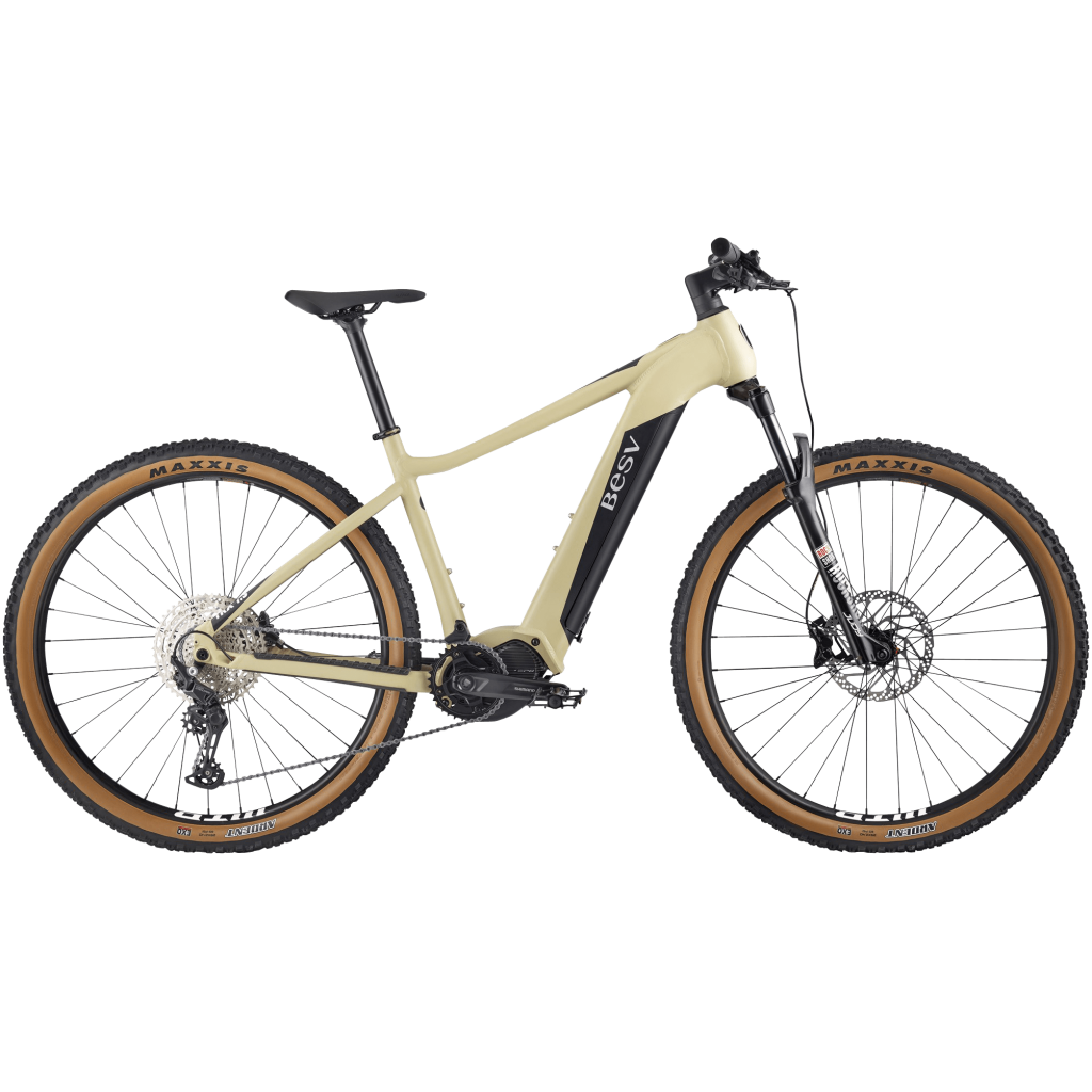 Farve (r) Man: Khaki sand matt Stel Hard-tail BESV premium alloy frame with down tube for integrated Darfon battery, with USB charging port and sattelite swich on top tube, Shimano center-motor with protection cover, tapered 1.5” head tube, post disc mount, cold-forged dropout with replaceable hanger Motor Shimano EP-800 center-motor, 250W rated power, 85Nm of torque, 25km/h maximum assist Batteri Darfon 630Wh, integrated battery, approved for ”Shimano Service Program”, with Smart 5.6-4A charger Skærm Shimano SC-E5003 side mounted LCD display Forgaffel RockShox Recon Silver, 32mm stanchions, TurnKey Coil, 1.1/8”-1.5” tapered alloy steerer, travel 120mm, Maxle Stealth Kranksæt Shimano EM600, 34T chainring Bundbeslag Shimano, integrated in motor Pedaler Wellgo, alloy body, ball bearings Bagskifter Shimano Deore, 11 speed Skiftegreb Shimano Deore, 11 speed Kassette 11 speed, 11-51T Kæde KMC e11Turbo, with Quick-Link Hjulsæt Disc brake front and rear hub, Boost hubs spacing, for Center Lock disc brakes, streight stainless steel spokes, WTB STi27 29” multichamber alloy rims for disc brakes with 32H Dæk Maxxis Ardent, 29”x2.4”, Normal Compound, EXO, 60 TPI foldable Bremser Hydraulic disc brake set, with 180mm front and rear rotors Bremsegreb Hydraulic disc brake set, 2-finger lever Steuersatz Acros, AZX-581, 1.5” headset, angular contact bearings, integrated cable routing Styr E-MTB riserr bar, 6066 alloy, 15mm riser, sweep: 7 degree back, 31.8mm clamp, width in man version: S: 720mm, M: 740mm, L: 760mm Frempind E-MTB 3D Forged alloy stem, 31.8mm clamp, for internal cable routing, length in man version: S: 60mm, M/L: 80mm Greb E-MTB gel grips with padding and BESV clamp Sattel Selle Italia Model-X Superflow eBike Sadelpind Alloy 6066 micro-adjust, 31.6mm diameter, 3.7mm offset